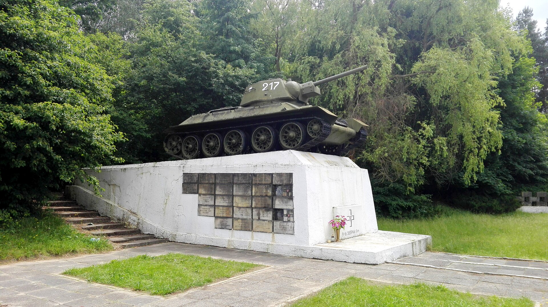 Pomnik-mauzoleum z czołgiem T-34 nr 217 w Studziankach Pancernych